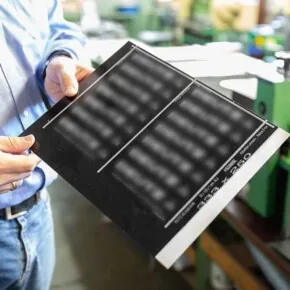 Weitere Kontrollen der geaetzt und lackierten Platten vor der mechanischen Bearbeitung