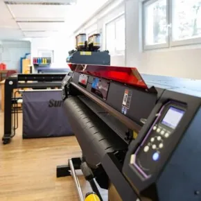 Blick in die Digitaldruckabteilung auf UV-Drucker und Plotter
