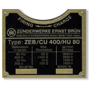 Typenschild aus Messing, Grund vertieft geaetzt schwarz, Schrift und Felder erhaben blank