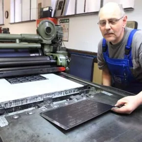 Strenge Kontrollen der Druckbilder durch unsere Mitarbeiter der Druckerei