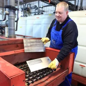 Strenge Kontrollen der Druckbilder durch unsere Mitarbeiter in der Aetzerei