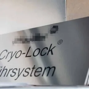 Typenschild aus Edelstahl, Schrift vertieft geaetzt schwarz, Grund erhaben blank