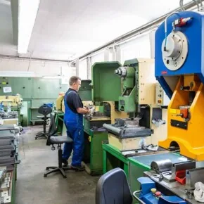 Blick in die Mechanik auf Exzenterpressen mit einem Arbeitsdruck von 10t bis 40t